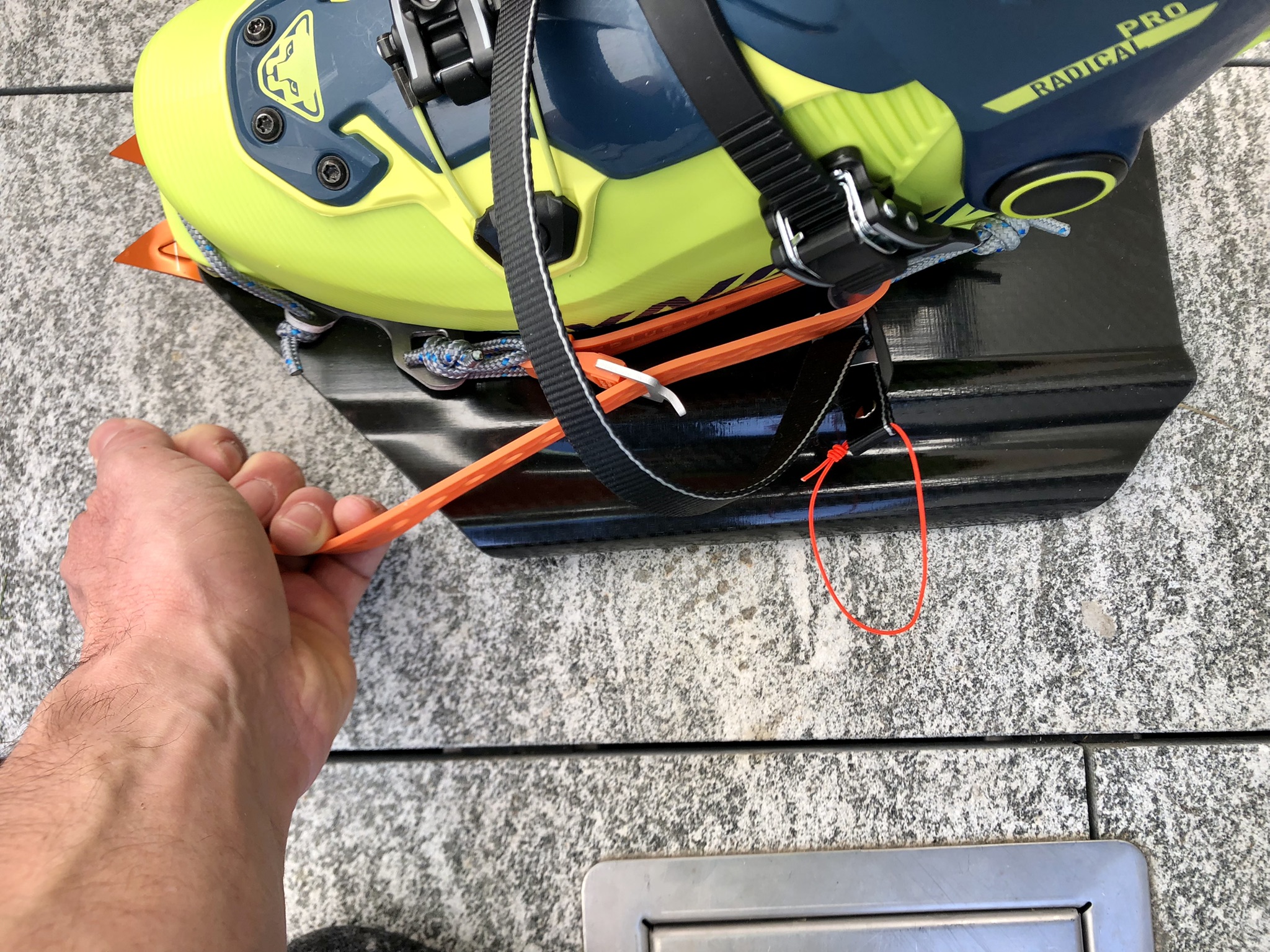 make sure there is no interference between your crampon and the plate (including the cords)!