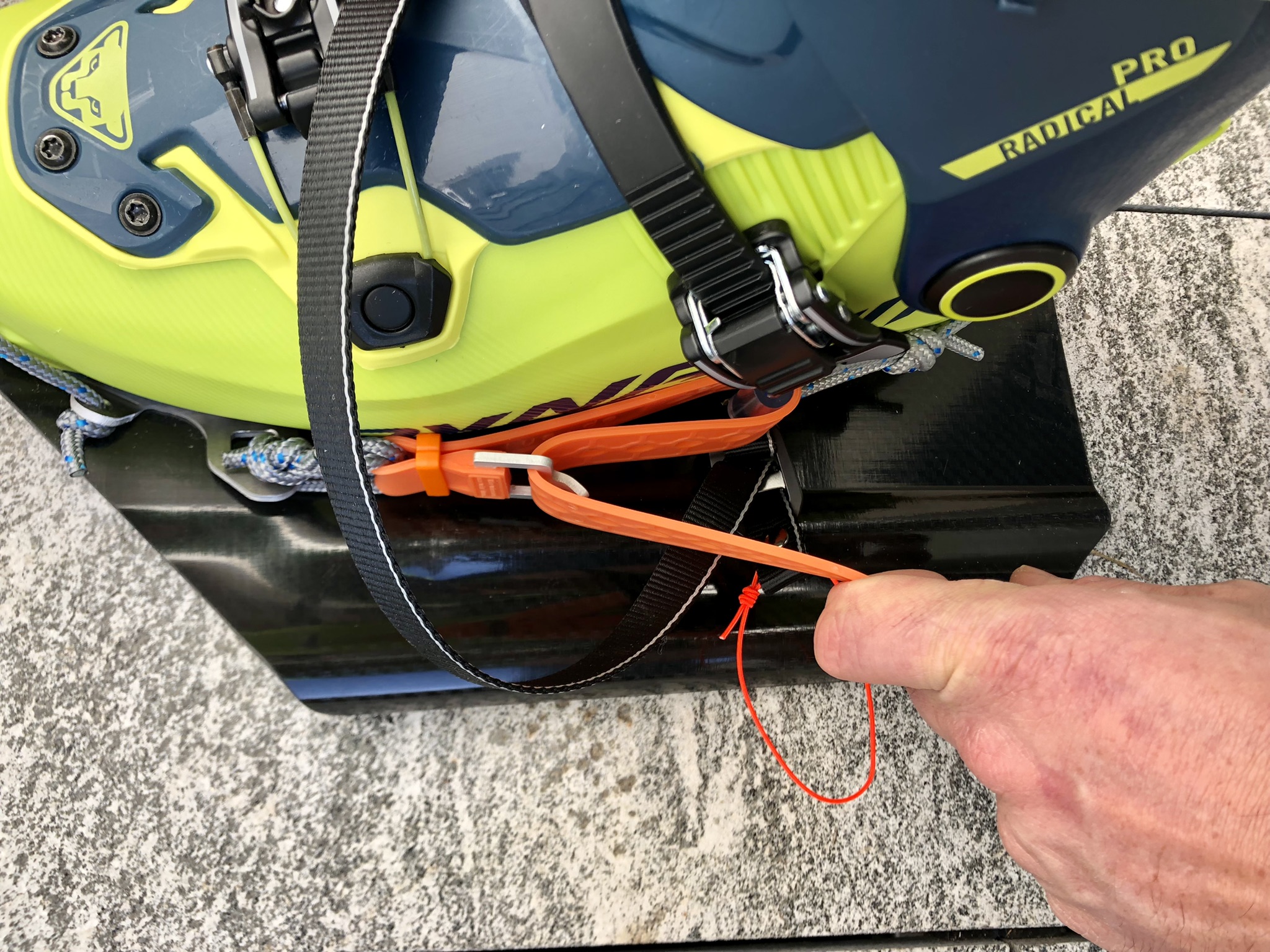 make sure there is no interference between your crampon and the plate (including the cords)!